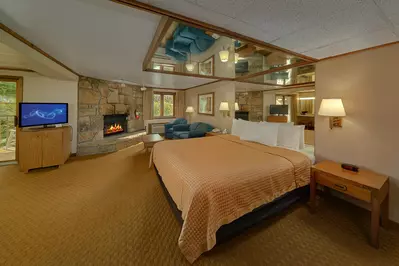 King bed and fireplace in Creekside Jacuzzi Room