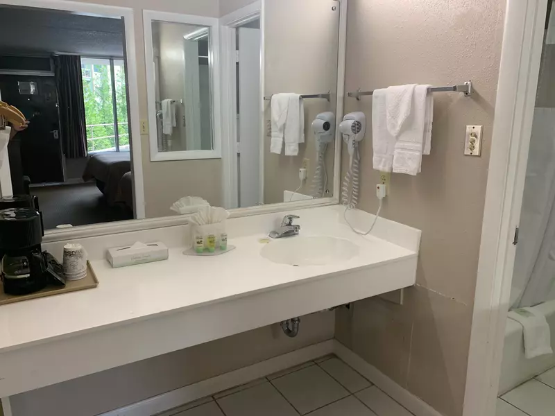 Bathroom of Double Queen Courtside room with no balcony