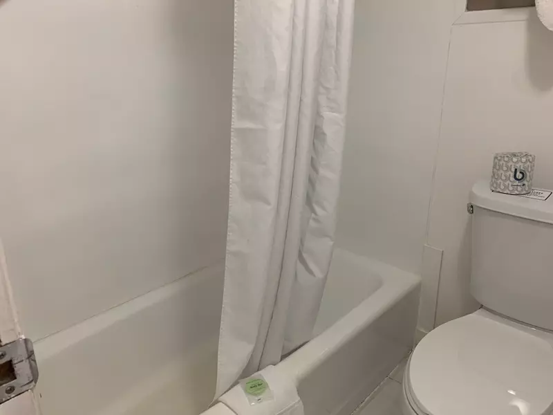 Bathroom of Double Queen Courtside room with no balcony