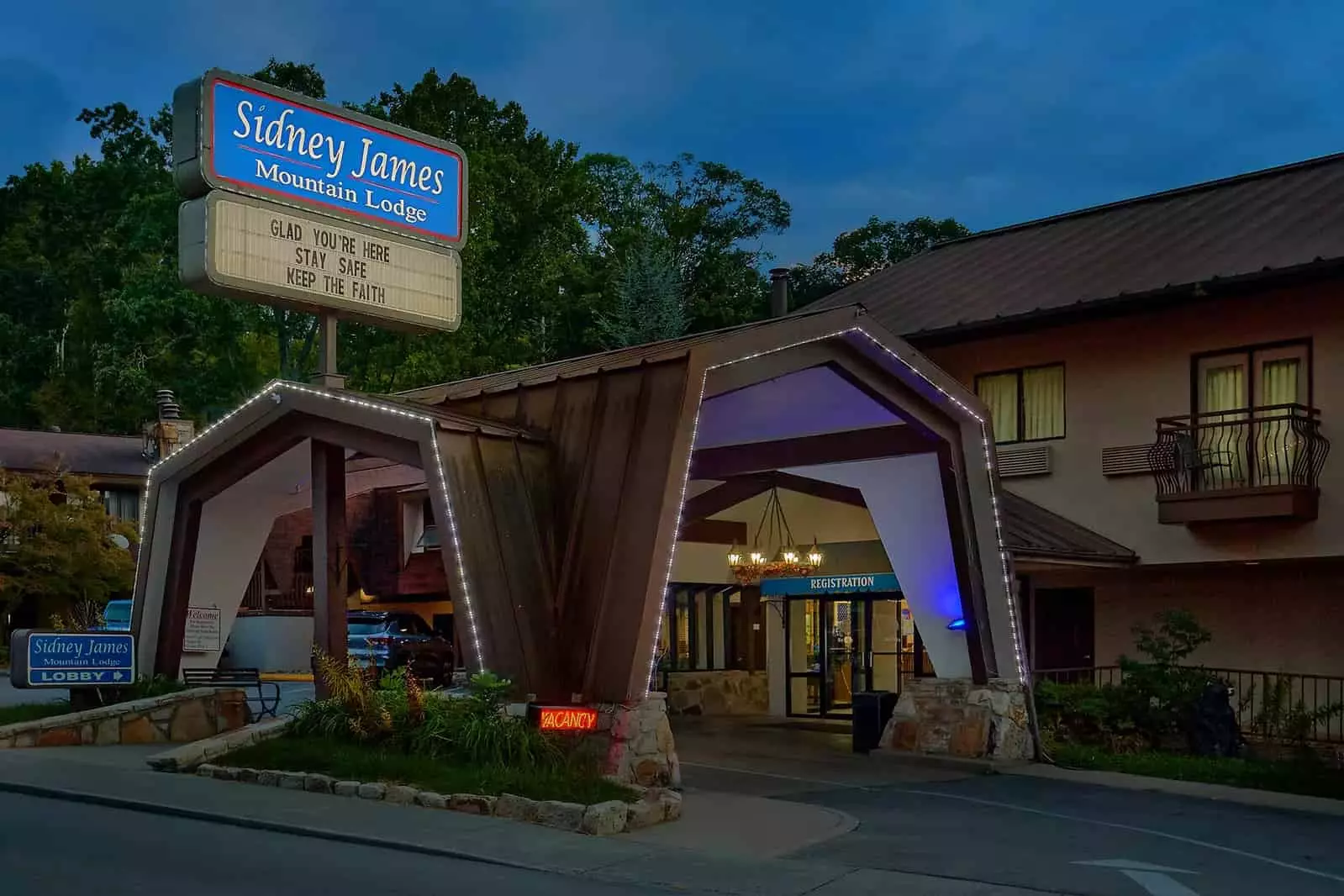 Sidney James Mountain Lodge in Gatlinburg at night